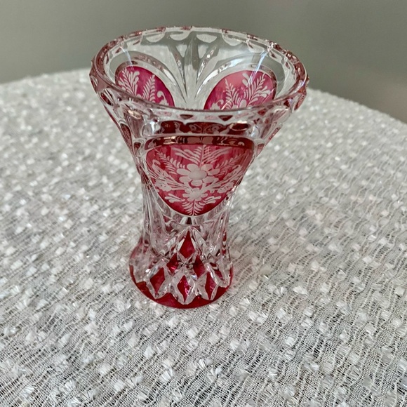 Elegant Crystal Vase with Floral Design - Picture 1 of 3